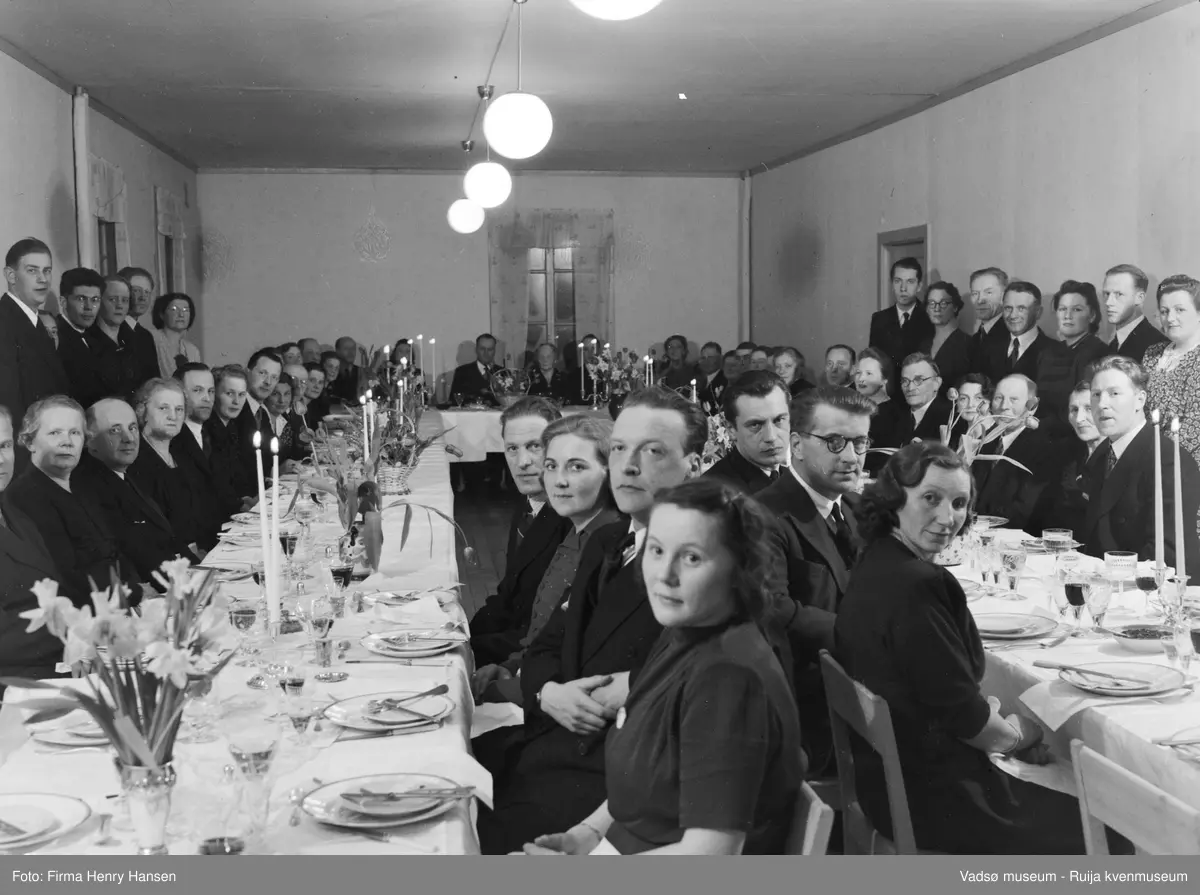 Vadsø 1948. Festmiddag i anledning Vadsø Handelsstand Forenings jubileum i 1948.
Deltagere på jubileet; 1 Petter Johannessen 2 Gerd Ånstad, 3 Andreas Esbensen, 4 Lisbeth Esbensen, 5 Henry Hansen, 6 Fru Øverdahl, 7 Peder Langseth, 8-11Ukjent, 12 Elsa Dørum Persen, 13 Henry Pedersen, 14 Ukjent, 15 Ukjent, 16 Andreas Joki, 17 Fru Joki, 18 Valborg Hansen. 19 Ukjent, 20-29 Ukjent, 30 Ingrid Johannessen, 31 Ukjent, 32 Martha Hansen, 33 Olav Hollum, 34 Ukjent, 35 Rolf Hansen, 36 Johan Grønvigh, 37 Fritjof Nikodemussen, 39 Ukjent, 40 Ella Esbensen, 41 Leif Haldorsen, 42 Anny Iversen, 43 Leif Bjerck, 44 Sofie Klemetsen, 45 Ivar Iversen, 46 Fru J. Grønvigh, 47 Erling Grønvigh, 48 Finn Ånstad, 49 Åshild Haldorsen  ( se nummer markert på bilde 2).
