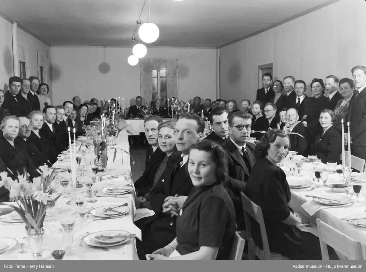 Vadsø 1948. Festmiddag i anledning Vadsø Handelsstand Forenings jubileum i 1948.
Deltagere på jubileet; 1 Petter Johannessen 2 Gerd Ånstad, 3 Andreas Esbensen, 4 Lisbeth Esbensen, 5 Henry Hansen, 6 Fru Øverdahl, 7 Peder Langseth, 8-11Ukjent, 12 Elsa Dørum Persen, 13 Henry Pedersen, 14 Ukjent, 15 Ukjent, 16 Andreas Joki, 17 Fru Joki, 18 Valborg Hansen. 19 Ukjent, 20-29 Ukjent, 30 Ingrid Johannessen, 31 Ukjent, 32 Martha Hansen, 33 Olav Hollum, 34 Ukjent, 35 Rolf Hansen, 36 Johan Grønvigh, 37 Fritjof Nikodemussen, 39 Ukjent, 40 Ella Esbensen, 41 Leif Haldorsen, 42 Anny Iversen, 43 Leif Bjerck, 44 Sofie Klemetsen, 45 Ivar Iversen, 46 Fru J. Grønvigh, 47 Erling Grønvigh, 48 Finn Ånstad, 49 Åshild Haldorsen  ( se nummer markert på bilde 2).