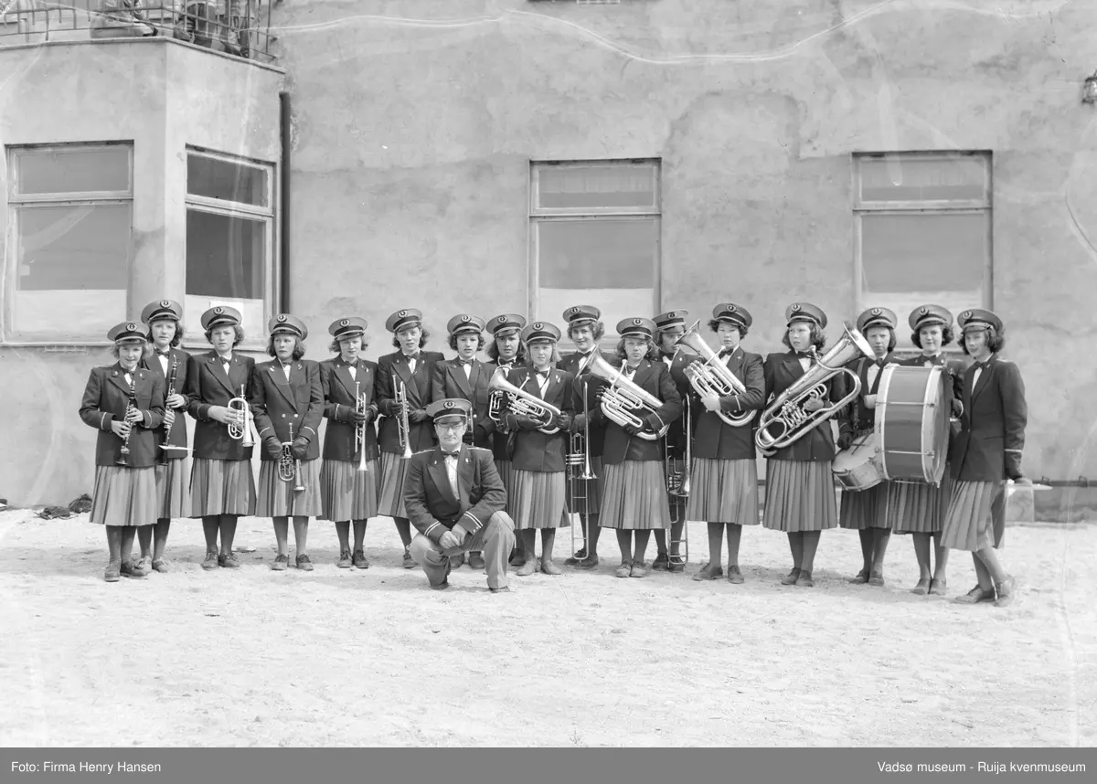 Vadsø 1957. Jentekorpset Toneveld, Vadsø  ble stiftet i mai 1950 og avviklet i 1952 da dirigenten Olav L. Holmen ble alvorlig syk. 
Kilde: Musikk i Vadsø. Utstillingshefte Vadsø museum .
Fra venstre: Kari Methi, Bjørg Hansen, Svanhild Mathisen, Anne Mari Ebeltoft. Kitty Andreassen, Anny Hildonen, Gerd Hasti, Else Marie ?, Tove Andreassen, Anne Marie Berg, Grete Berg, Unni Midtgård, Sigrid Iversen, Wenche Zahl, Eila B.Pedersen, Erna Dahl, Liv Danielsen. Foran dirigenten Olav L Holmen.