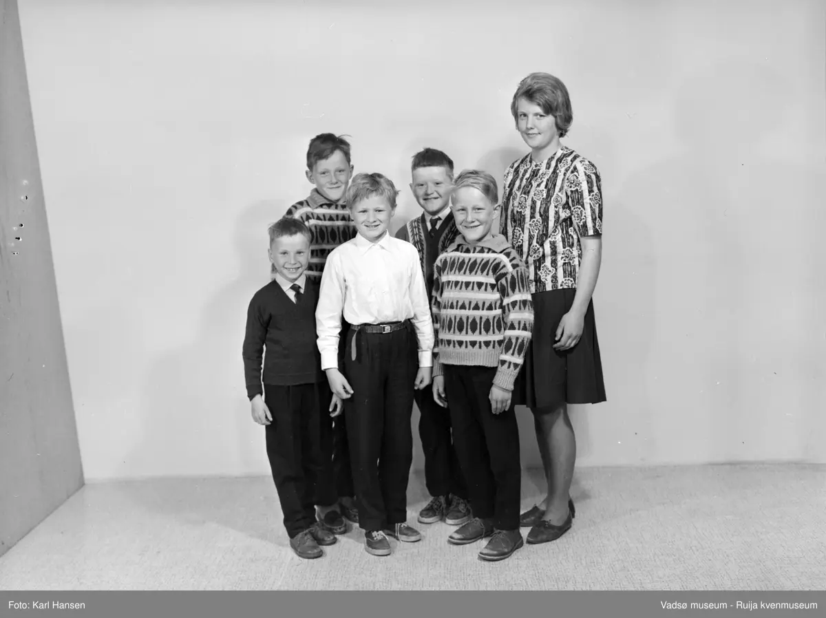 Ekkerøy småskole 6.juni 1963. Bak fra venstre: Torfinn Gundersen, Trond Lorentzen, lærer Anne Ottesen. Foran fra venstre: Roar Olsen, Jon-Einar Nielsen, Karstein Gundersen.