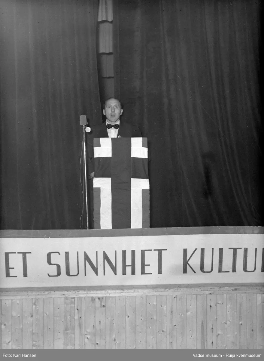 Årsmøte Aust-Finnmark Idrettskrets , leder Hjalmar Halvorsen på talerstolen