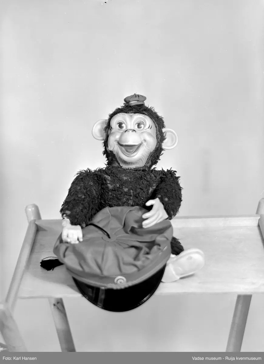 Vadsø gymnas, maskot april 1968. Vadsø gymnas i Idrettsveien ble bygd 1966-1968.
