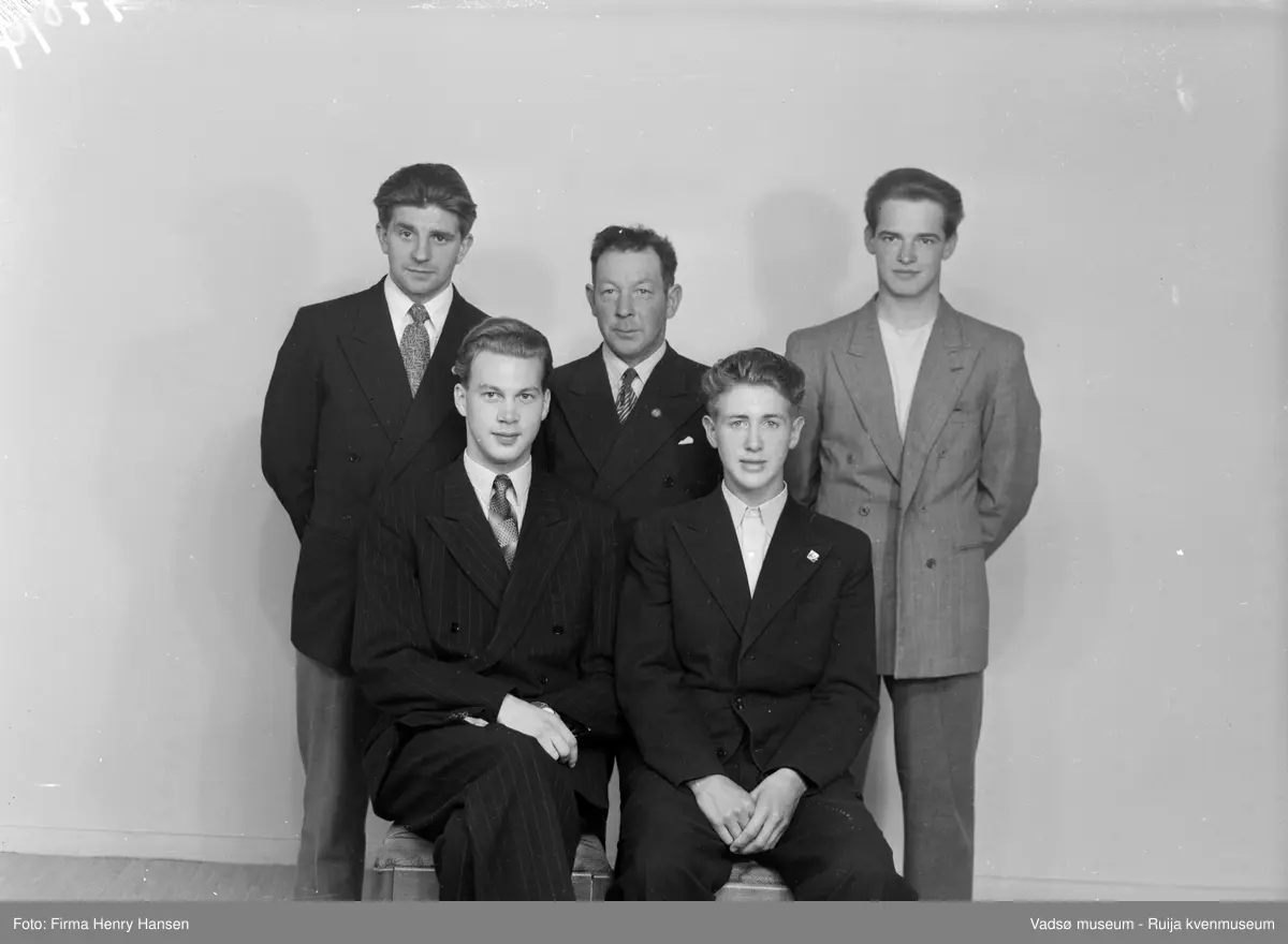 Vadsø 1953. Vadsø Atletklubb. Stående fra venstre Torbjørn Johansen, Henry Marki og Valter Moxnes. Sittende fra venstre Edgar Rasvik og Arild Holmgren.