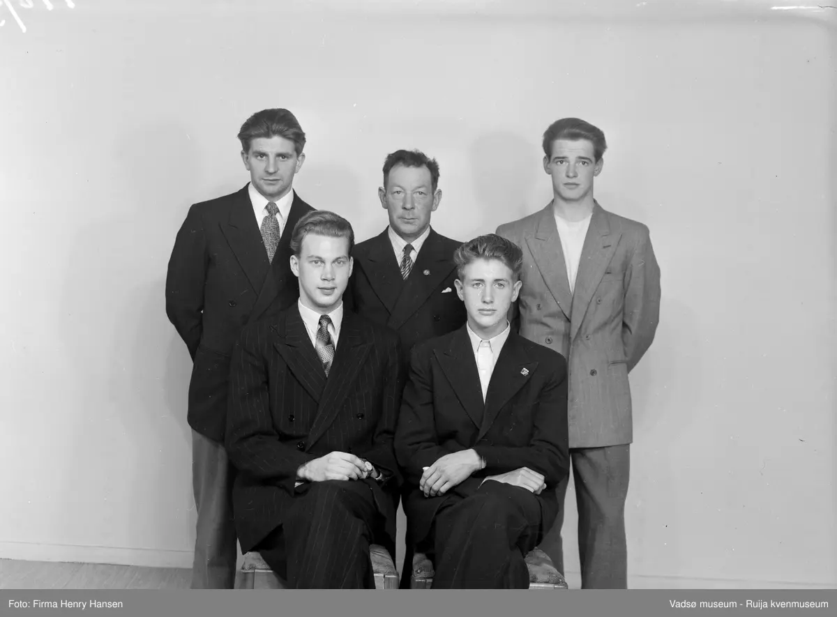 Vadsø 1953. Vadsø Atletklubb. Stående fra venstre Torbjørn "Stimpen" Johansen, Henry Marki og Valter Moxnes. Sittende fra venstre Edgar Rasvik og Arild Holmgren