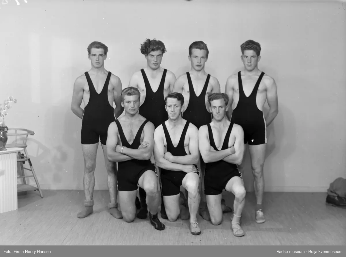 Vadsø 1953. Vadsø Atletklubb. Stående fra venstre Valter Moxnes, ? Holmen og Johan Ballo. I fremste rekke fra venstre Frants Dallavara, Rolf Didriksen og Kåre Jensen.