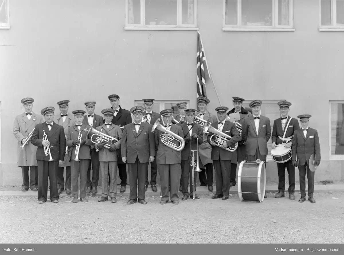 Ekkerøy hornmusikk 17.mai 1961, trolig utenfor Vadsø folkeskole.  Bak fra venstre: Valdemar Hansen, Arthur Lorentzen, Arne Lorentzen, Anker Lorentzen, Jon Harald Hansen, Knut Andreassen, Laurits Gundersen, Rolf Amundsen. Foran fra venstre: Realf Andreassen, Odd Hansen, Odd Åstrøm, dirigent Olav Holmen, Edvard Hansen, Arthur Kristoffersen, Kristian Jørstad, Håkon Hansen,  Oddbjørn Gundersen, Herløv Hansen.