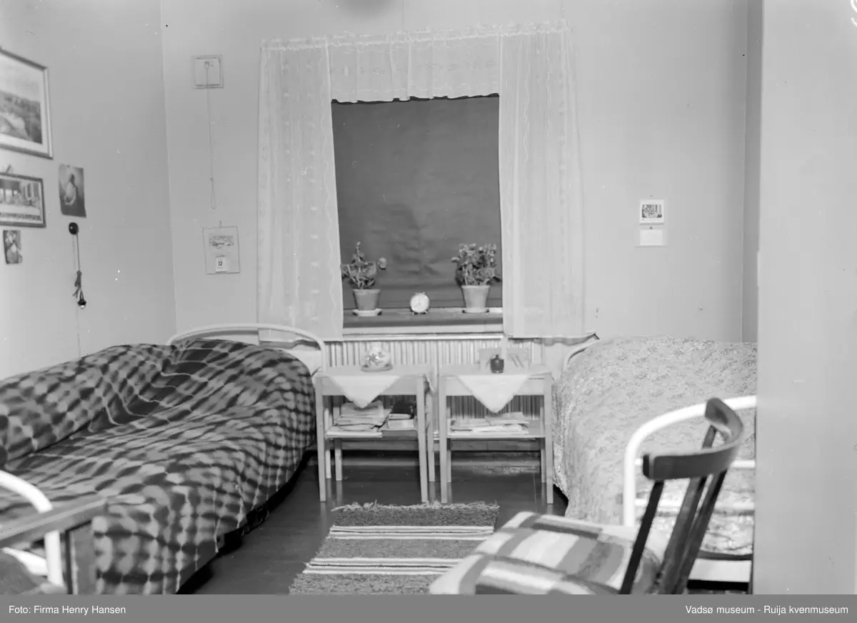 Interiørbilde fra gamlehjemmet "Alders Hvile" -  rom for to personer. Vadsø 1951.