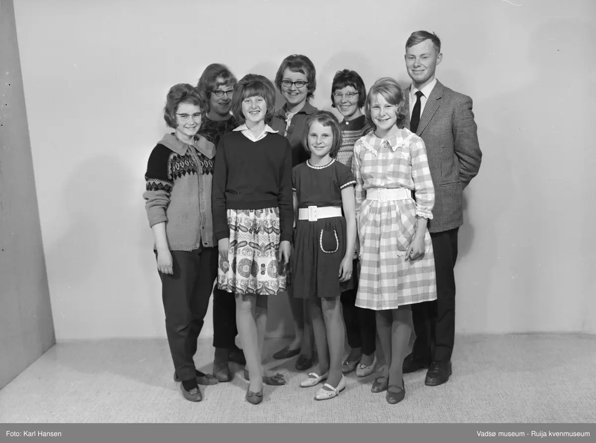 Ekkerøy storskole 16.juni 1963, gruppebilde av elever og lærer,  trolig hos fotograf i Vadsø.
Foran fra venstre: Edna Nielsen, Evelyn Hansen, Tove Olsen, Gro Olsen. Bak fra venstre: Liv Karin Gundersen, Lillian Lorentzen, Ruth Åstrøm, lærer Roald Hansen.