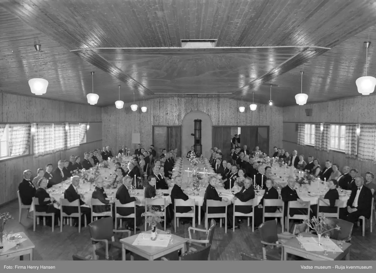 Vadsø 1954. Vadsø Sparebanks 100-årsjubileum. Festmiddag på Vårbrudd.