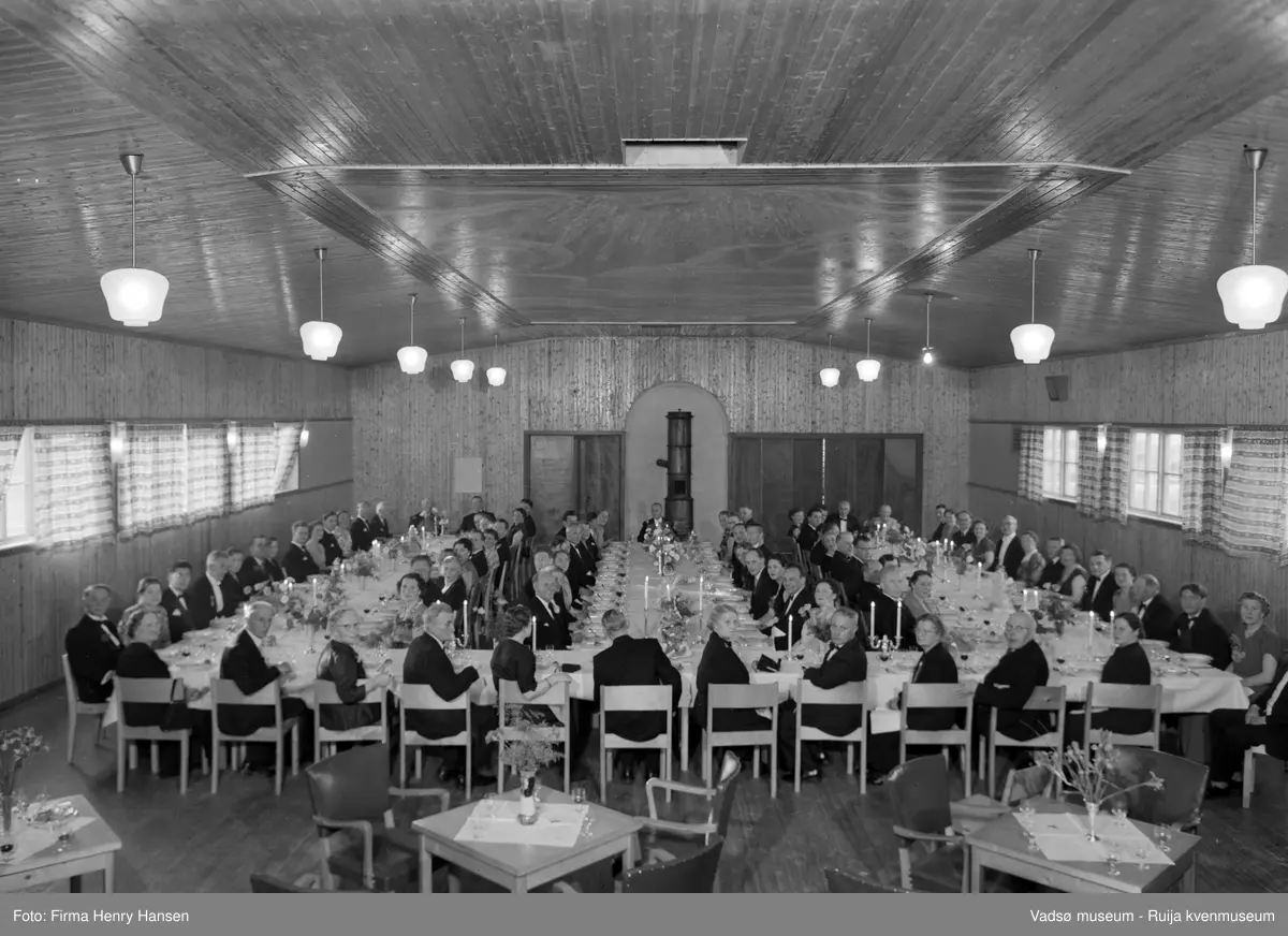 Vadsø 1954. Vadsø Sparebanks 100-årsjubileum. Festmiddag på Vårbrudd.