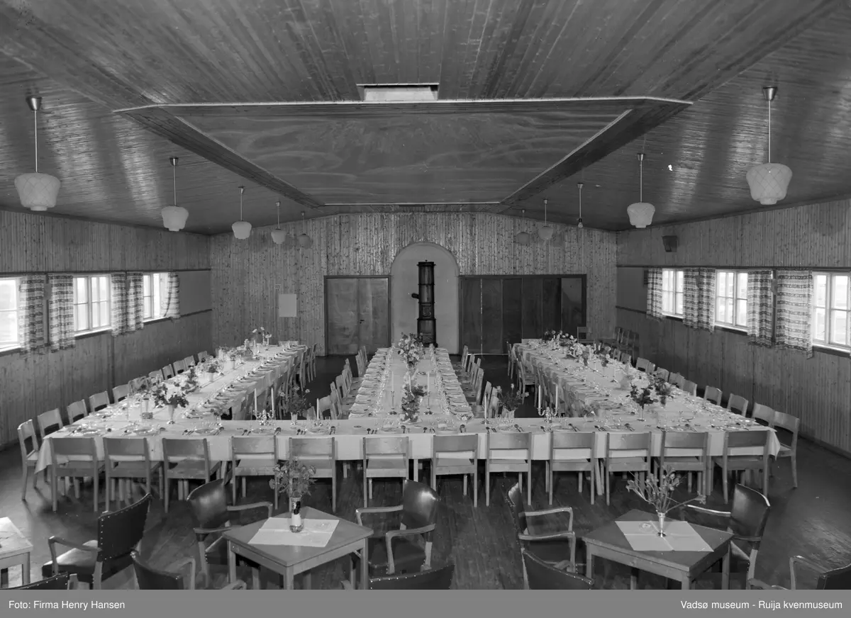 Vadsø 1954. Vadsø Sparebanks 100-årsjubileum. Festmiddag på Vårbrudd.