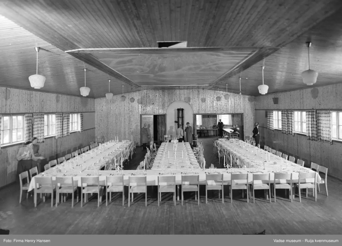 Vadsø 1954. Vadsø Sparebanks 100-årsjubileum. Festsalen i Vårbrudd pyntes til jubileumsmiddag.