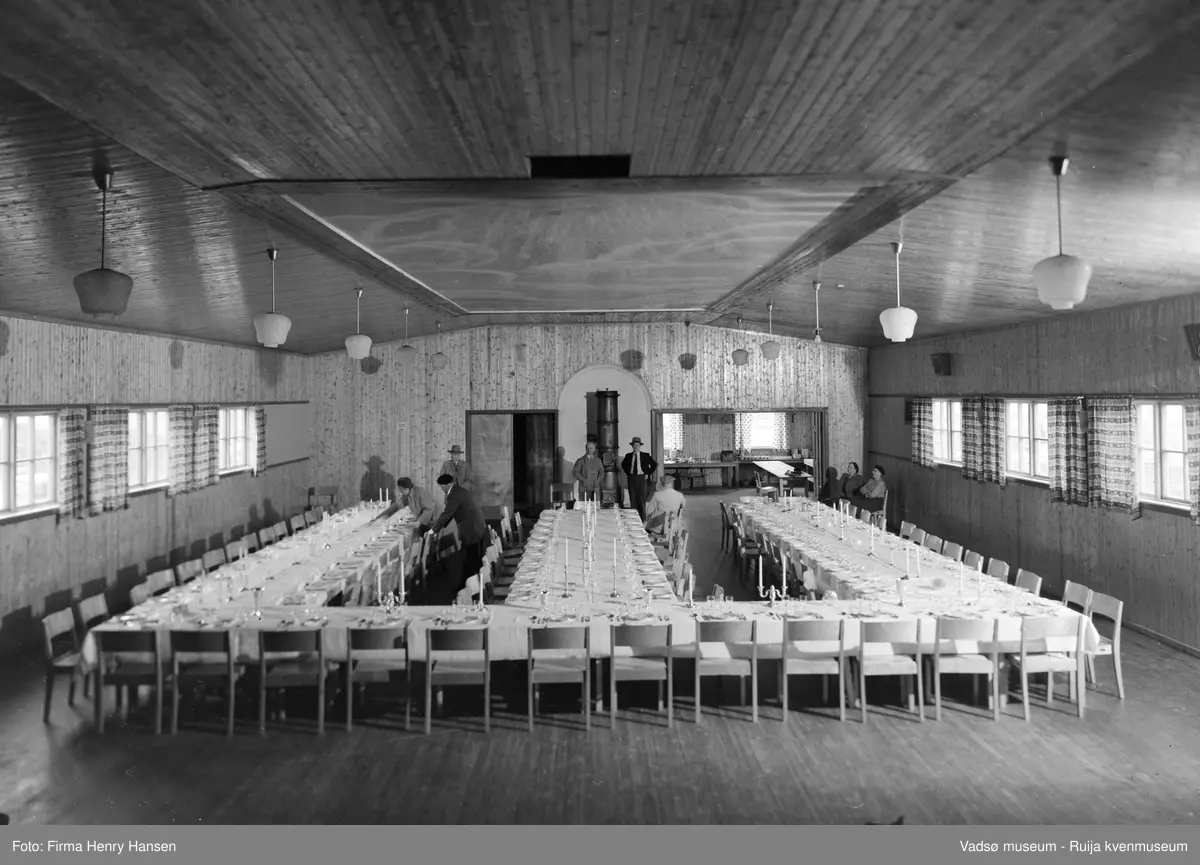 Vadsø 1950. Vadsø Sparebanks 100-årsjubileum. Festsalen i Vårbrudd pyntes til jubileumsmiddag.