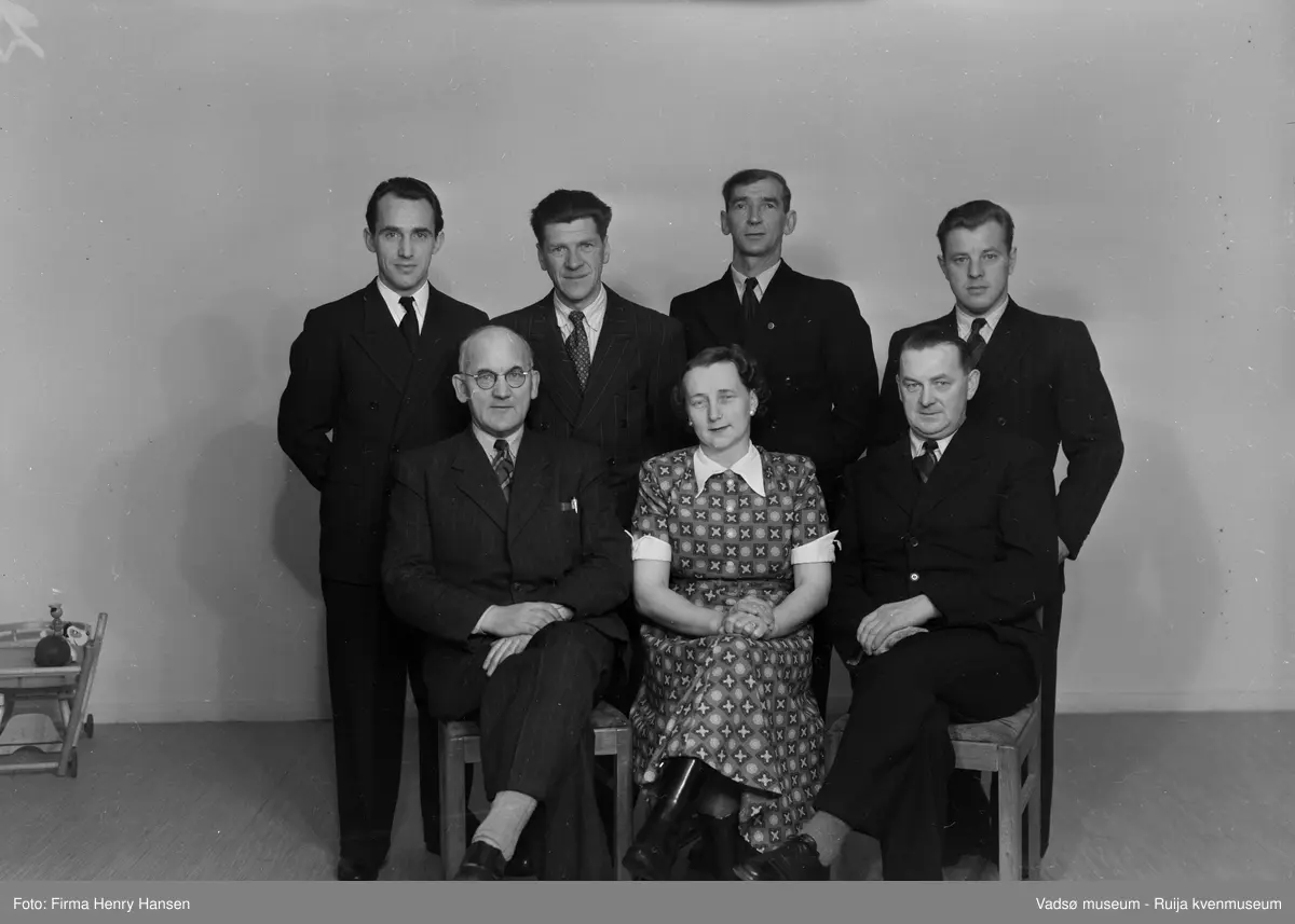 Vadsø. Vadsø Kommunale Tjenestemannsforening. 
Stående fra venstre nr 1; ukjent, nr 2 Olav Larsen, nr 3 ukjent, nr 4 Veiko Dolonen. Sittende fra venstre nr 5 Bjarne Olsen, nr 6 Klara Pedersen, nr 7 Kristian Wara.