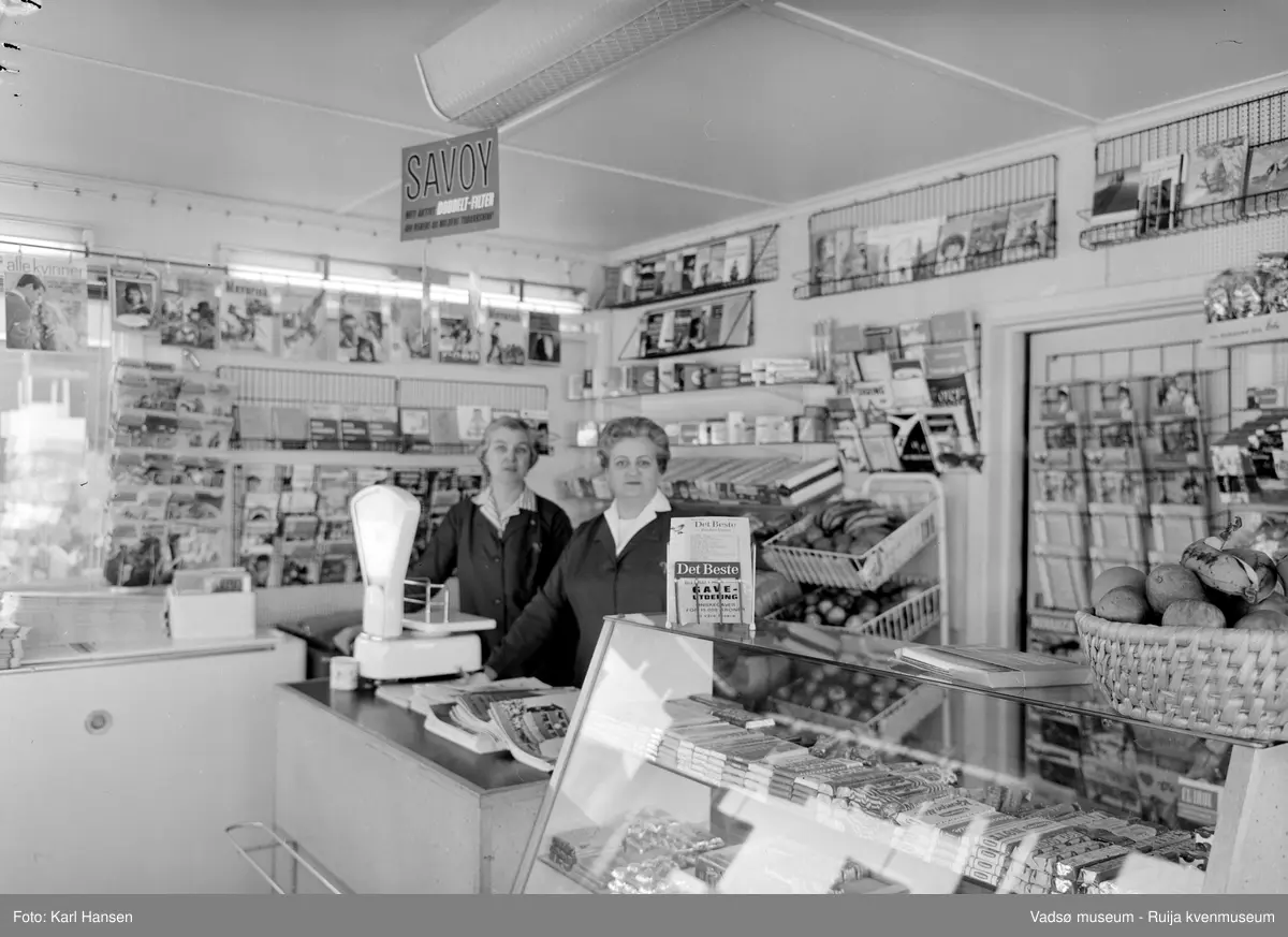 Narvesen kiosk, Vadsø 13.mai 1965. Deler av interiøret og vareutvalget  i kiosken. Kioskansatte  Pauline (Bølla) Stock og Anny Iversen.