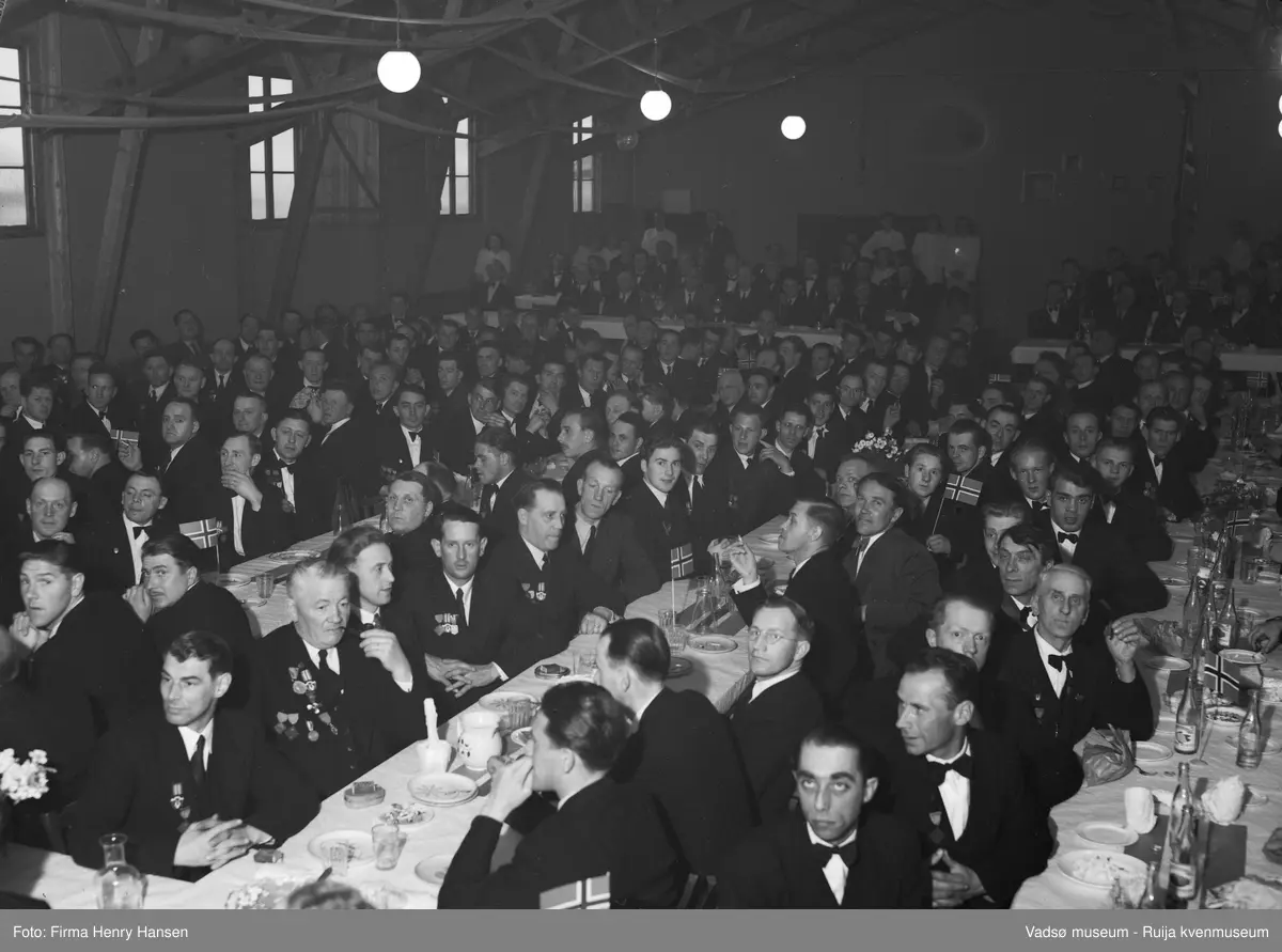 Vadsø.  Flere kor fra Finnmark samlet til sangerstevne i Vadsø pinsen 1949. Bildet er tatt under sangermiddagen i kinobrakka. 