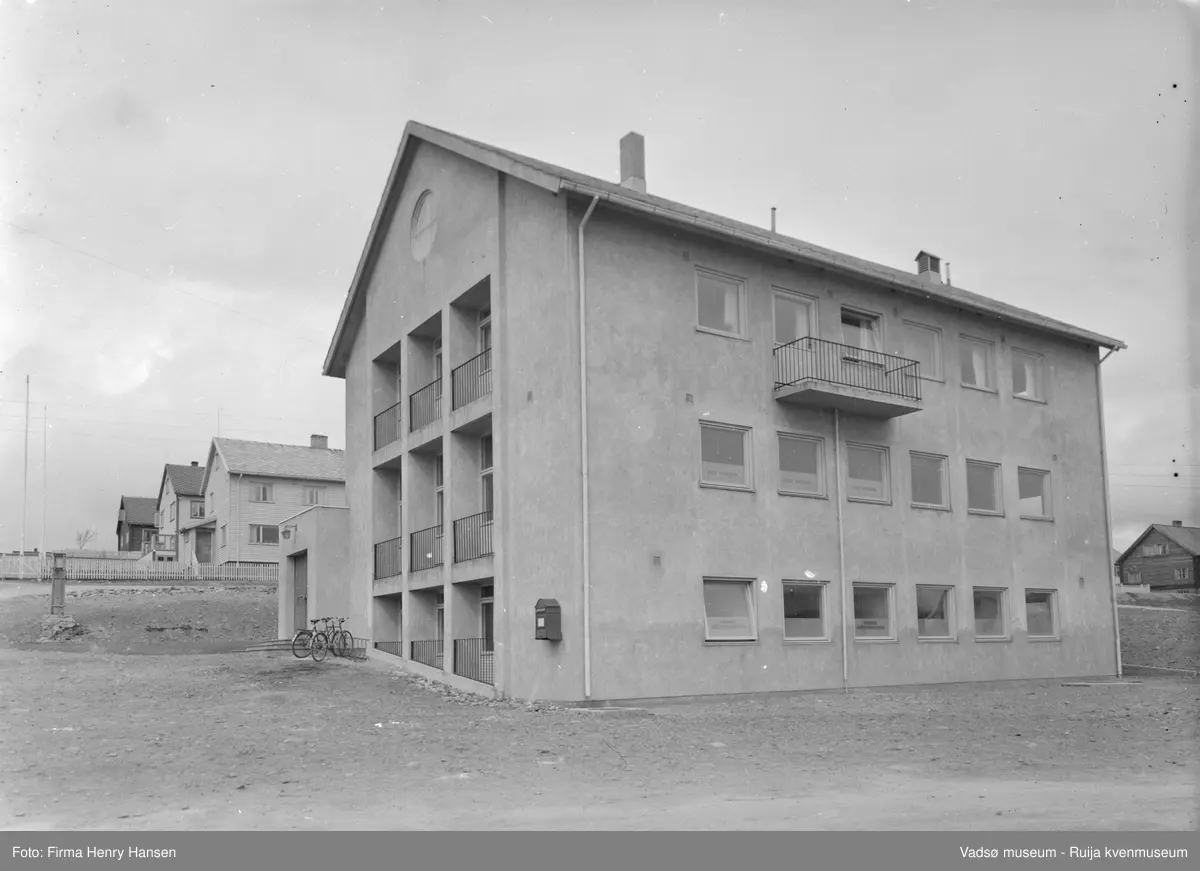 Vadsø Sparebank, bygd 1951. Arkitekt Arne Pedersen & R.Lund. Hovedentreprenør Bjarne Ness A/S.
