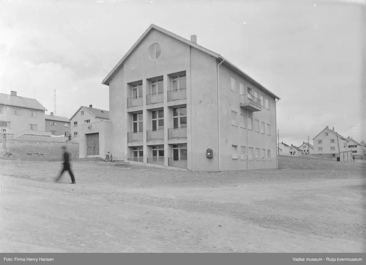 Vadsø Sparebank, bygd 1951. Arkitekt Arne Pedersen & R.Lund. Hovedentreprenør Bjarne Ness A/S.
