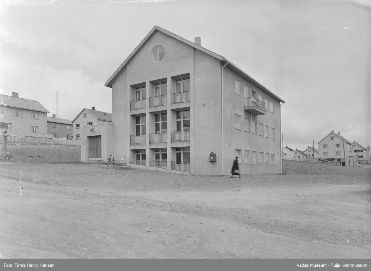Vadsø Sparebank, bygd 1951. Arkitekt Arne Pedersen & R.Lund. Hovedentreprenør Bjarne Ness A/S.