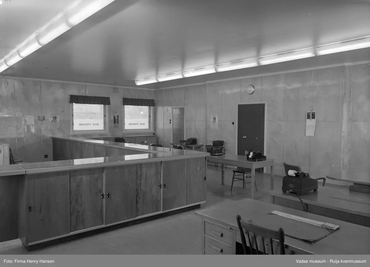 Vadsø Sparebank, bygd 1951. Arkitekt Arne Pedersen & R.Lund. Hovedentreprenør Bjarne Ness A/S. Interiørbilde fra banken.