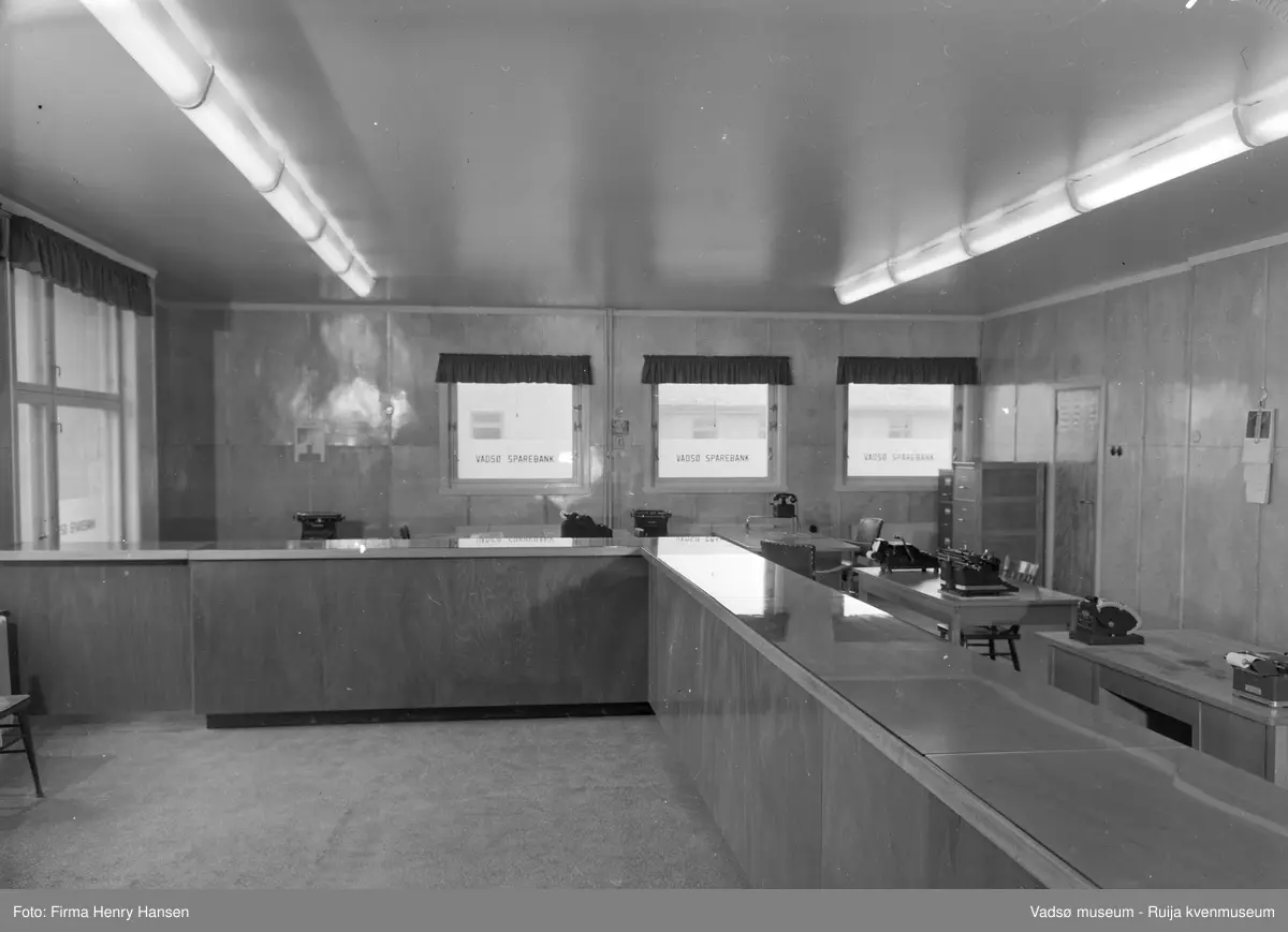Vadsø Sparebank, bygd 1951. Arkitekt Arne Pedersen & R.Lund. Hovedentreprenør Bjarne Ness A/S. Interiørbilde fra banken.