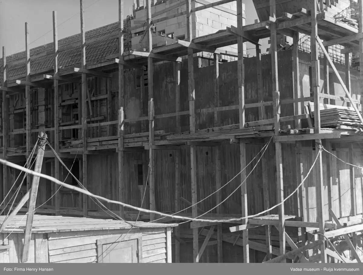 Vadsø kirke under bygging 15.8.1956. Kirka ble tegnet av arkitekt Magnus Poulsson og ble innviet i 1958.