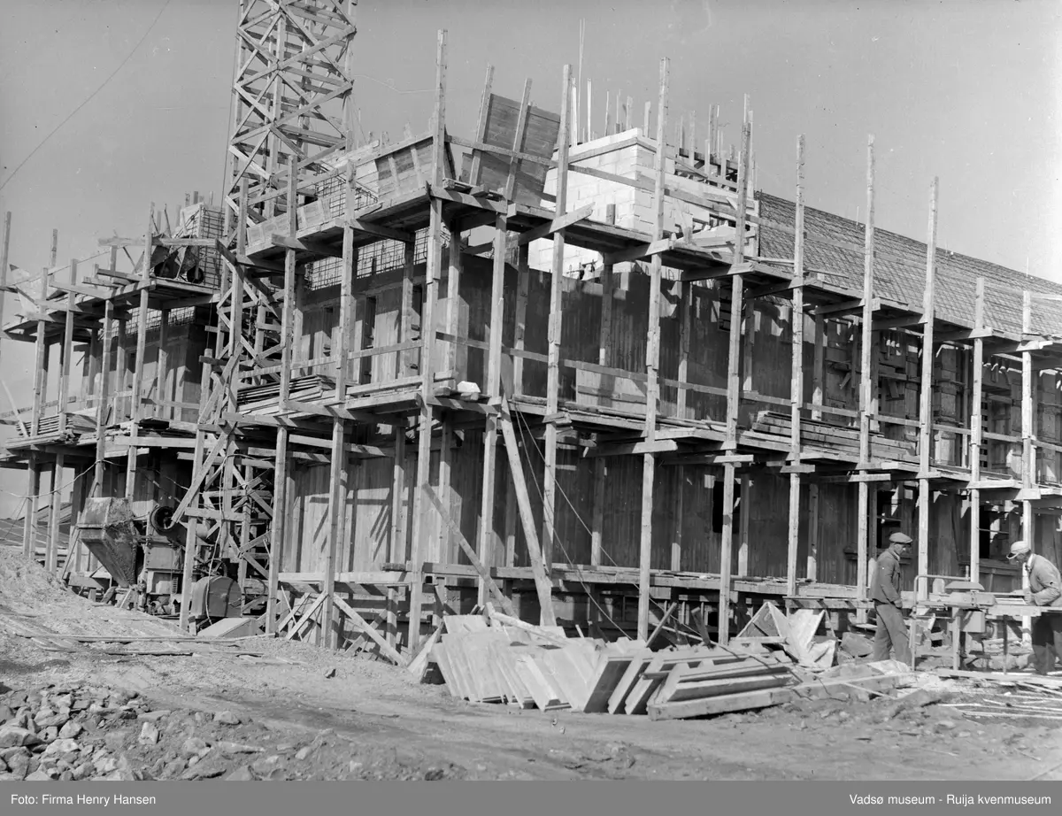 Vadsø kirke under bygging 15.8.1956. Kirka er tegnet av arkitekt Magnus Poulsson og ble innviet i 1958.