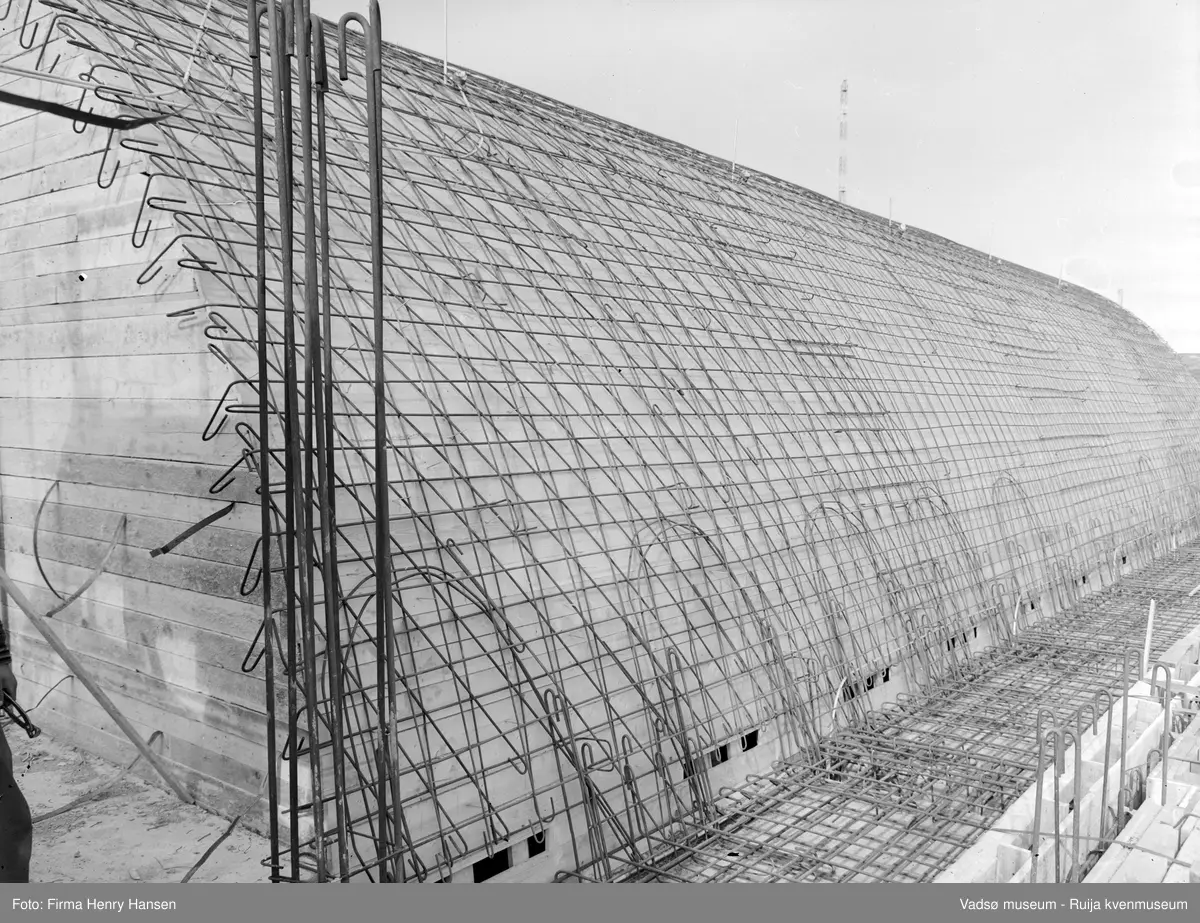 Vadsø kirke under bygging 15.8.1956. Kirka er tegnet av arkitekt Magnus Poulsson, og ble innviet i 1958.