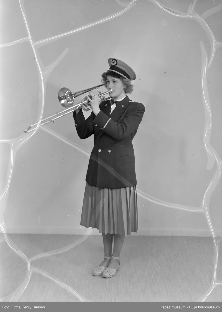 Jentekorpset Toneveld i Vadsø ble stiftet i mai 1950 og avviklet i 1952 da dirigenten Olav L. Holmen ble alvorlig syk. Jenta på bildet var med i korpset.
Kilde: Musikk i Vadsø. Utstillingshefte Vadsø museum . 2006
