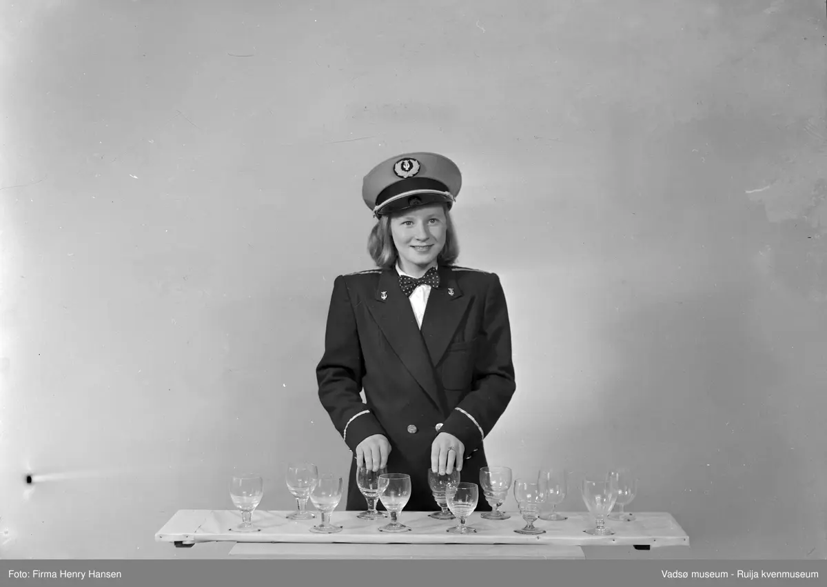 Jentekorpset Toneveld i Vadsø ble stiftet i mai 1950 og avviklet i 1952 da dirigenten Olav L. Holmen ble alvorlig syk. Jenta på bildet er Kitti Andreassen.
Kilde: Musikk i Vadsø. Utstillingshefte Vadsø museum. 2006. 