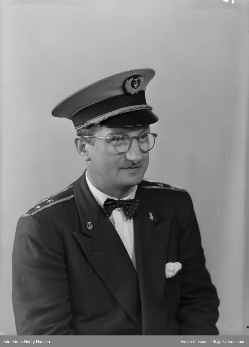 Portrett av Olav L. Holmen (1904-1964). Han var urmaker, og  dirigent bl.a. for jentekorpset "Toneveld".