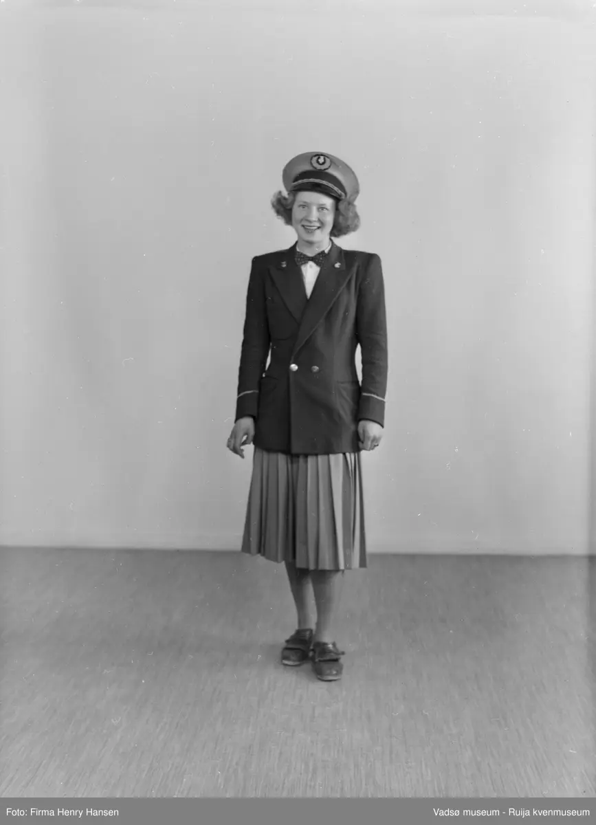 Jentekorpset Toneveld i Vadsø ble stiftet i mai 1950 og avviklet i 1952 da dirigenten Olav L. Holmen ble alvorlig syk. Jenta på bildet var med i korpset. 
Kilde: Musikk i Vadsø. Utstillingshefte Vadsø museum 