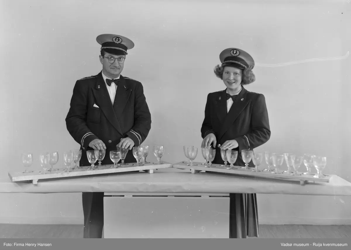 Jentekorpset Toneveld i Vadsø ble stiftet i mai 1950 og avviklet i 1952 da dirigenten Olav L. Holmen ble alvorlig syk. På bildet er dirigenten og Kitty Andreassen.
Kilde: Musikk i Vadsø. Utstillingshefte Vadsø museum. 2006. 