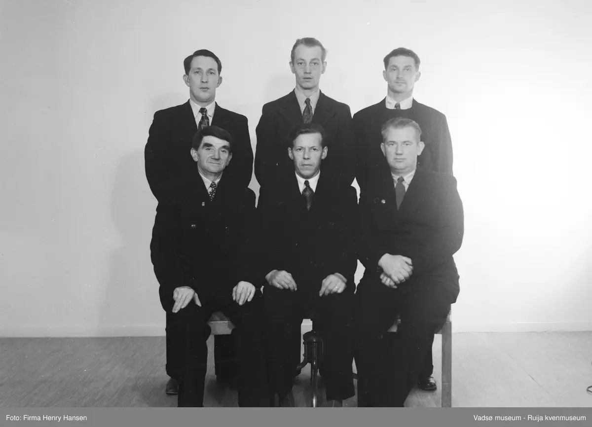 Vadsø Arbeiderforening. Stående fra venstre Øyvind Ballo, ukjent, Arnulf Rasvik. Sittende fra venstre Gustav Johansen, ukjent, ukjent.