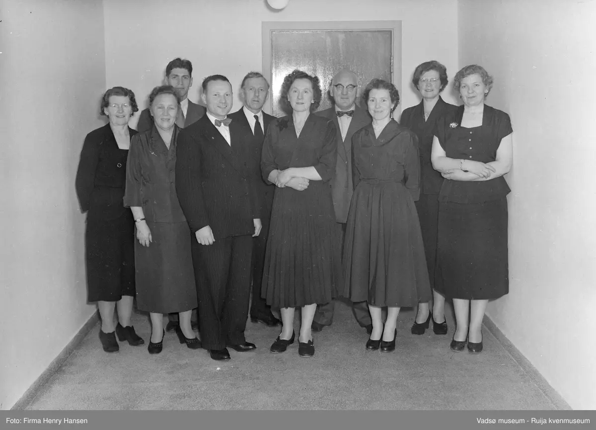 Gruppebilde på Vadsø folkeskole 1956. Fra venstre: Dagmar Hofseth, Bergitte Saxi, Gunnar Niska, ukjent, ukjent, ukjent, Bjarne Olsen, Gunvor Berg (?), Alfhild Ballo. Bildet er trolig tatt ved innvielsesfesten for Vadsø folke- og framhaldsskole 28.10.1956. Kilde: Melding om Vadsø folke- og framhaldsskole for skoleårene 1951/52-1959/1960. Vadsø 1962.