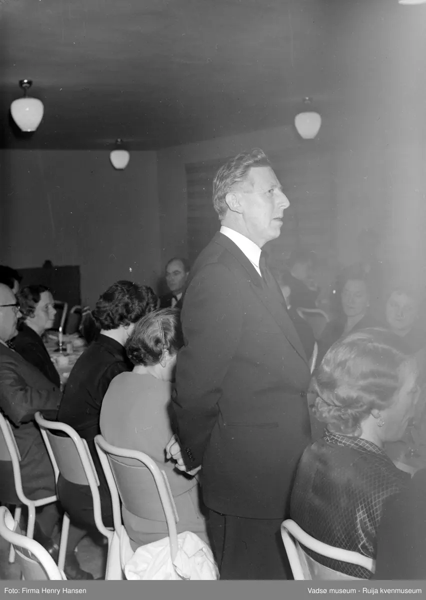 Mannen, ukjent, holder tale, trolig på innvielsesfesten for Vadsø folke- og framhaldsskole 28.10.1956. Kilde: Melding om Vadsø folke- og framhaldsskole for skoleårene 1951/52-1959/1960. Vadsø 1962.