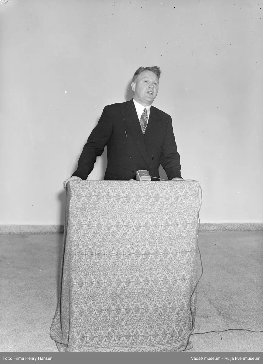 Skoleinspektør Rolf Skille holder tale. Bildet er trolig tatt ved innvielsesfesten for Vadsø folke- og framhaldsskole 28.10.1956. Kilde: Melding om Vadsø folke- og framhaldsskole for skoleårene 1951/52-1959/1960. Vadsø 1962.på festmiddag på Vadsø folkeskole 4.11.1956.