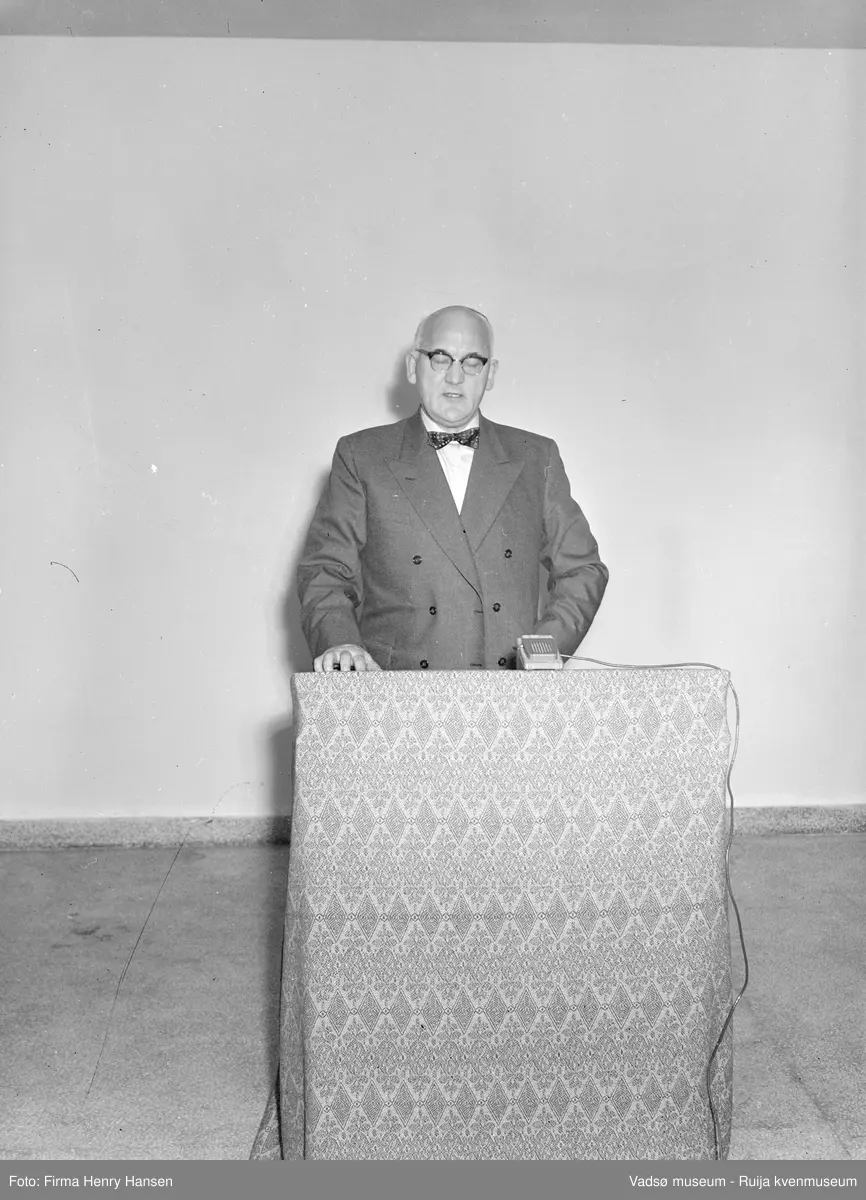 Kontorsjef Bjarne Olsen holder tale. Bildet er trolig tatt ved innvielsesfesten for Vadsø folke- og framhaldsskole 28.10.1956. Kilde: Melding om Vadsø folke- og framhaldsskole for skoleårene 1951/52-1959/1960. Vadsø 1962.