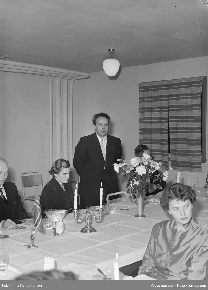 Ordfører Anders Aune holder tale. Bildet er trolig tatt ved innvielsesfesten for Vadsø folke- og framhaldsskole 28.10.1956. Kilde: Melding om Vadsø folke- og framhaldsskole for skoleårene 1951/52-1959/1960. Vadsø 1962.