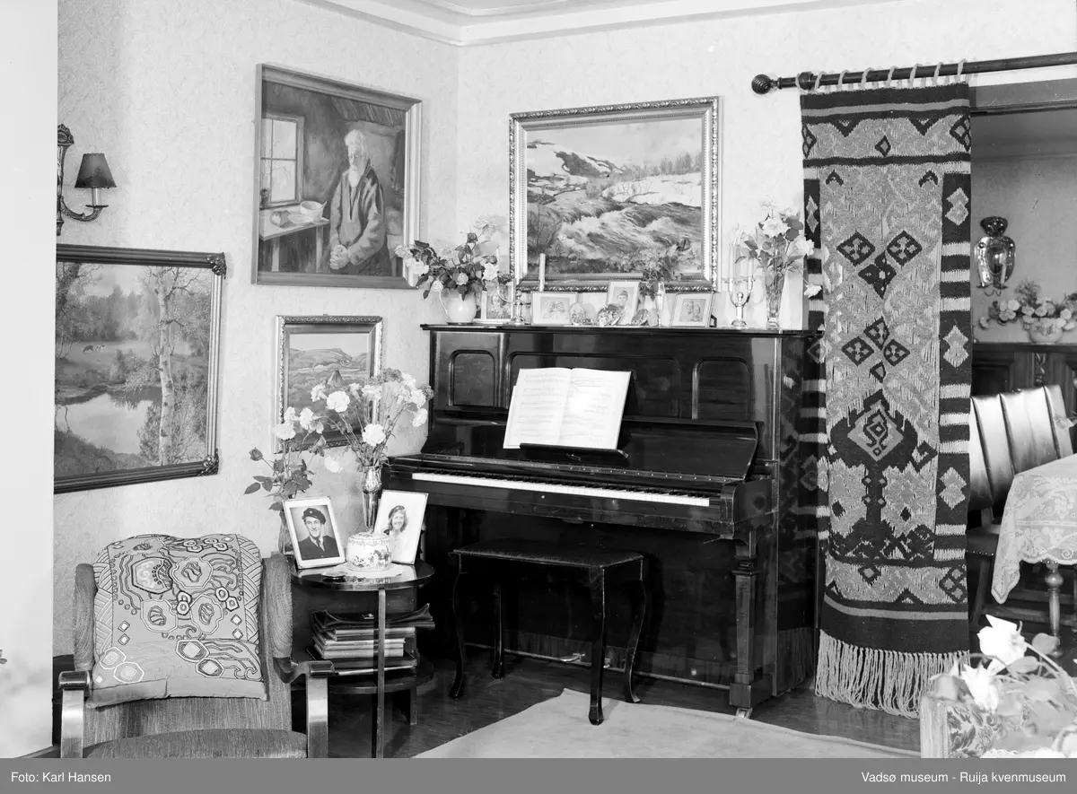 Interiør i privat bolig, antatt boligen til doktor Bjarne Skogsholm (1892-1978) i Oscarsg. 27, Vadsø.