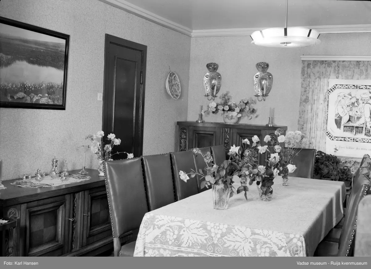Interiør i privat bolig, antatt boligen til doktor Bjarne Skogsholm (1892-1978) i Oscarsg. 27, Vadsø. 