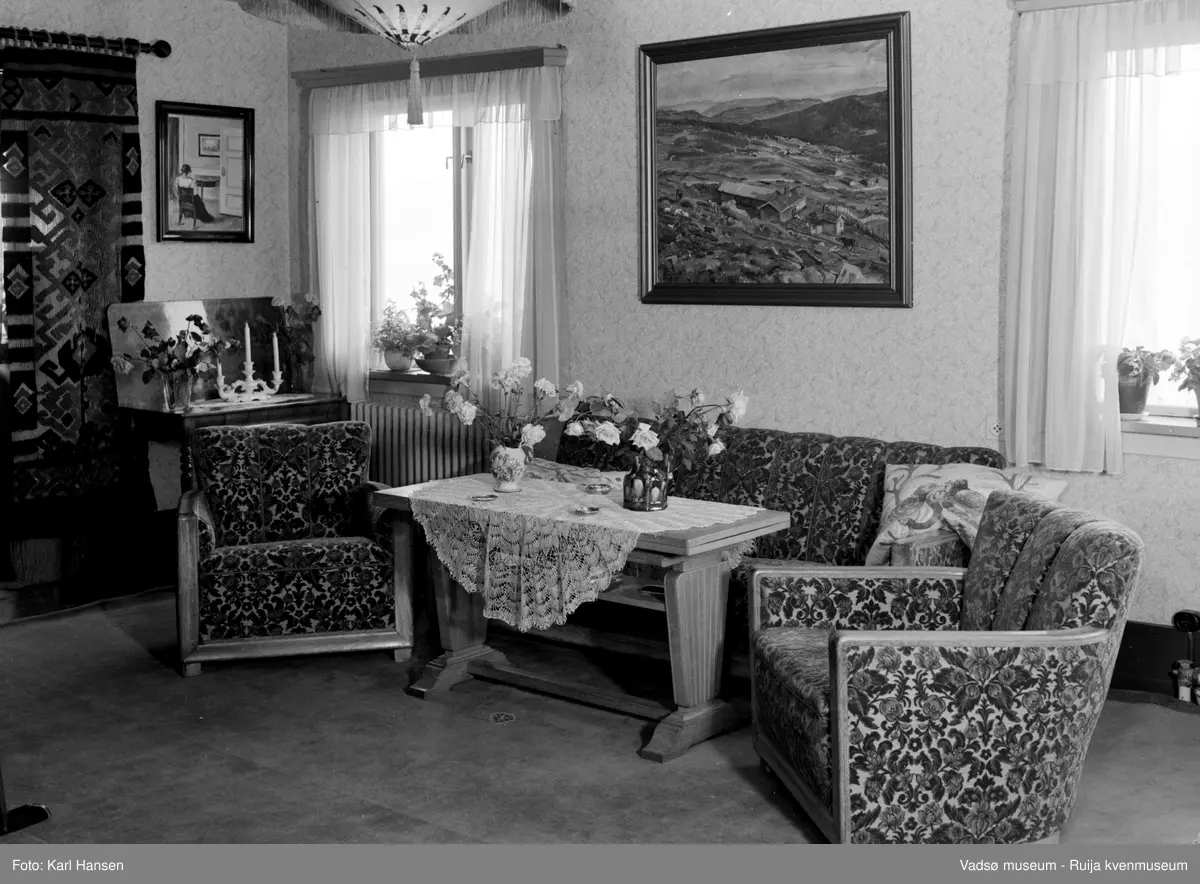 Interiør i privat bolig, antatt boligen til doktor Bjarne Skogsholm (1892-1978) i Oscarsg. 27, Vadsø.