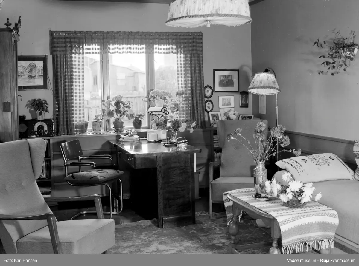 Interiør i privat bolig, antatt boligen til doktor Bjarne Skogsholm (1892-1978) i Oscarsg. 27, Vadsø.
