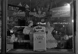 K. Lund rørleggerforretning. Vindusutstilling med Evalet vas