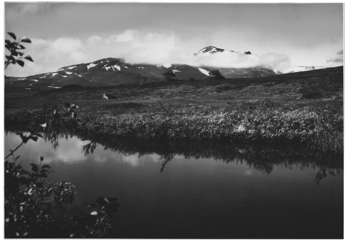 Tåken smyger seg enda om Svarthattens topp i Trollheimen