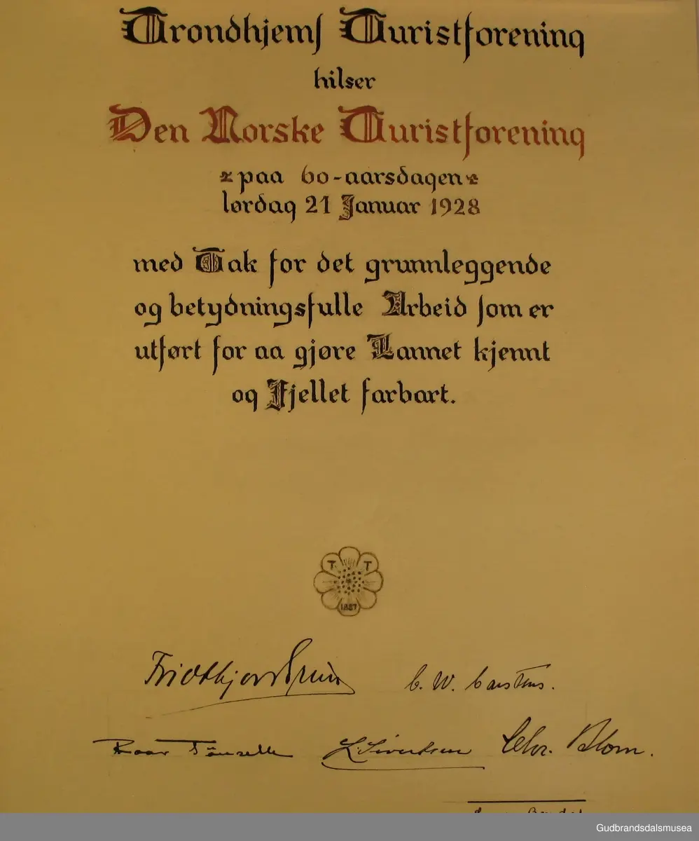 Adresse til DNT fra Trondhjems Turistforening i anledning av 60-års jubileet i 1928. Adressen er oppbevart i  lærhylse utformet som en lien ryggsekk med lokk og ryggreimer.