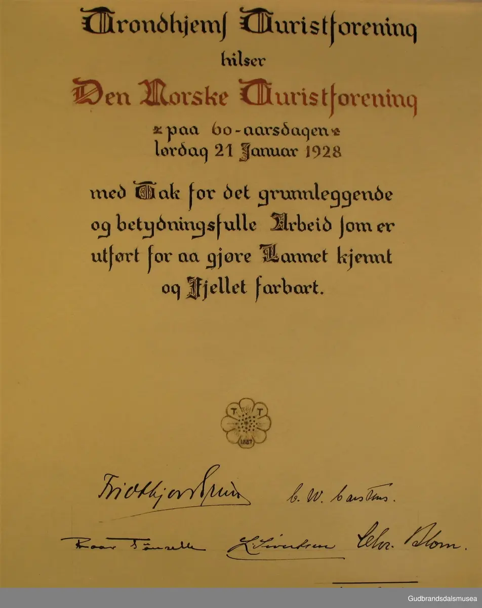 Adresse til DNT fra Trondhjems Turistforening i anledning av 60-års jubileet i 1928. Adressen er oppbevart i  lærhylse utformet som en lien ryggsekk med lokk og ryggreimer.