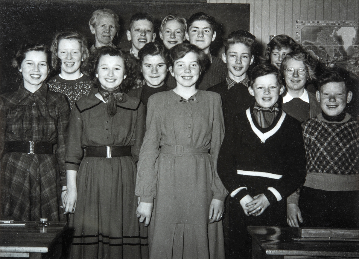 Gruppe 14, skoleklasse. Avgengsklassen ved Kløfta skole i Ottestad, Stange, i 1954.
Første rekke fra venstre: Helga Opaas, Margrethe Roksvold, Gretha Sund, Turid Roksvold, Edith Frydendal, Hans Hellum, Edgard Storm Nordstad, Astrid Belsvik og Arve Grinborg.
Bakerste rekke fra venstre: Klasseforstander Hjørdis Schulstad, Arne Antonsen, Ragnar Myhre, Steinar Hellum og Gerd Mellum.