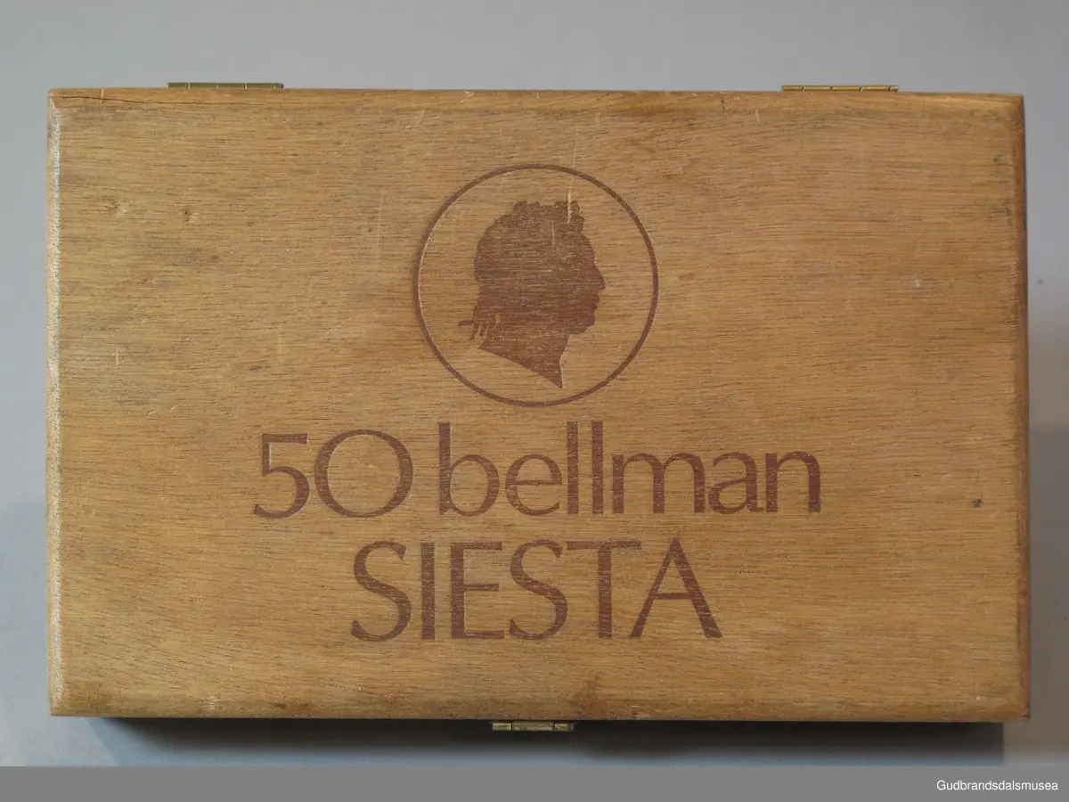 Sigarkasse i tre for 50 bellman Siesta sigarillos. Lokk med hengsler og lukkemekanisme i messing.