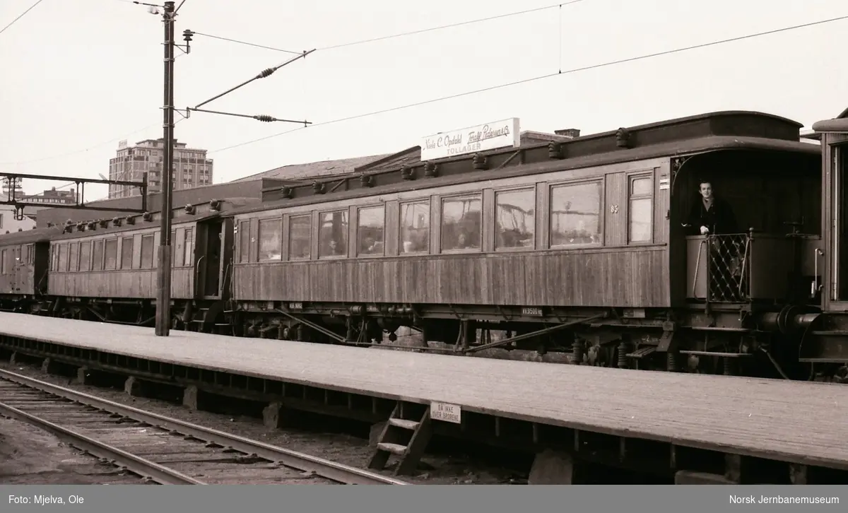 Personvogner med eldre trevogner på Oslo Østbanestasjon. Nærmest Bo3b type 2 nr. 85, deretter litra Bo3b type 6 nr. 34 eller 35